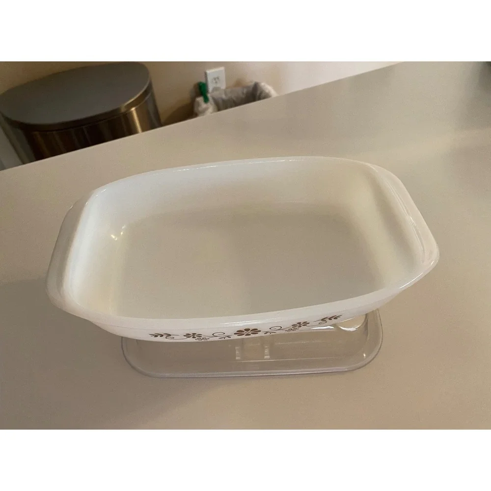 Vintage Dynaware Pyr-O-Rey‎ milk glass casserole dish